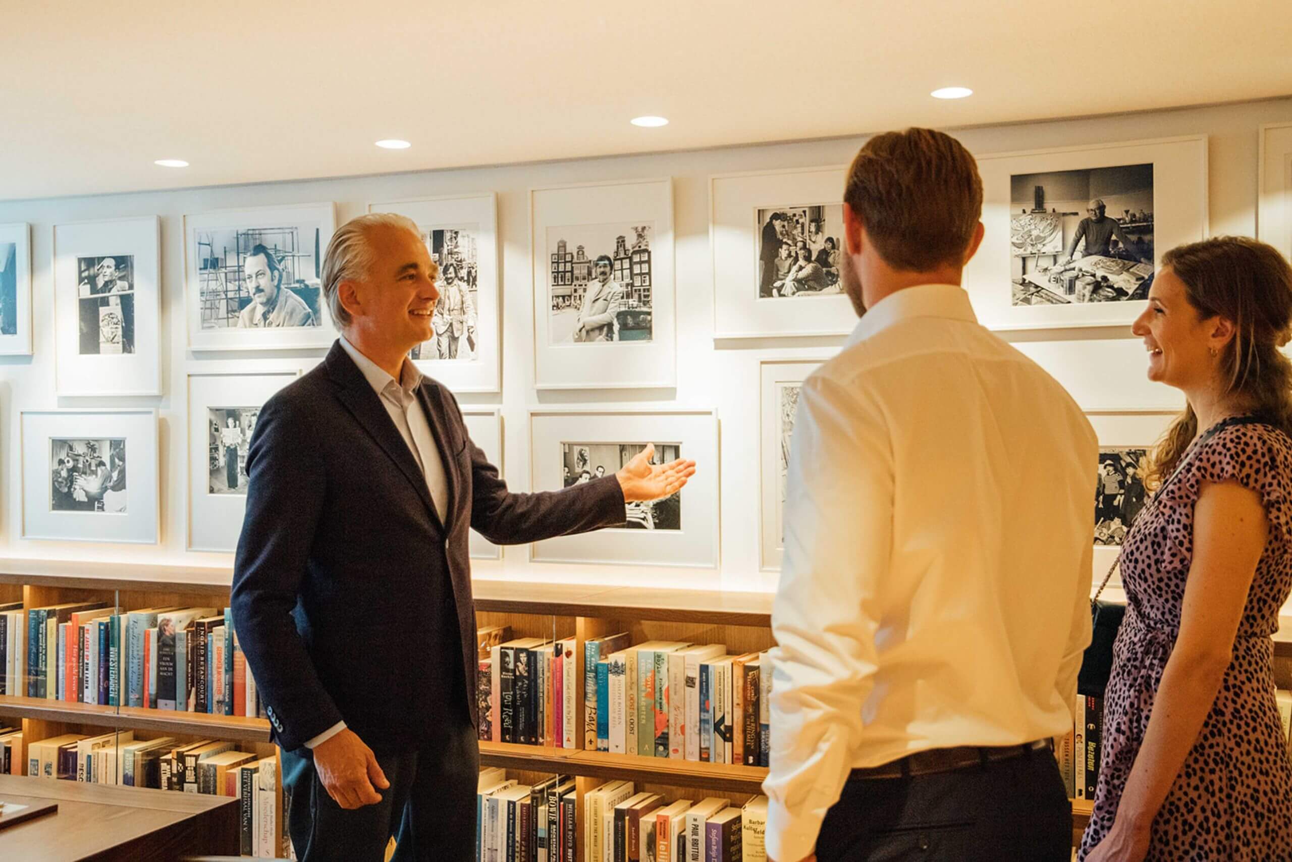 Eduard Janssen sharing insights with guests at the Ambassade Hotel library